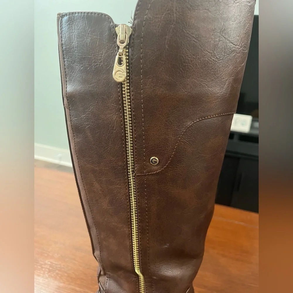 👢 G by GUESS Harson Tall Riding Boots Buckle Detail Brown, size 8 - Picture 5 of 14